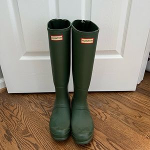 Hunter boots with expandable back